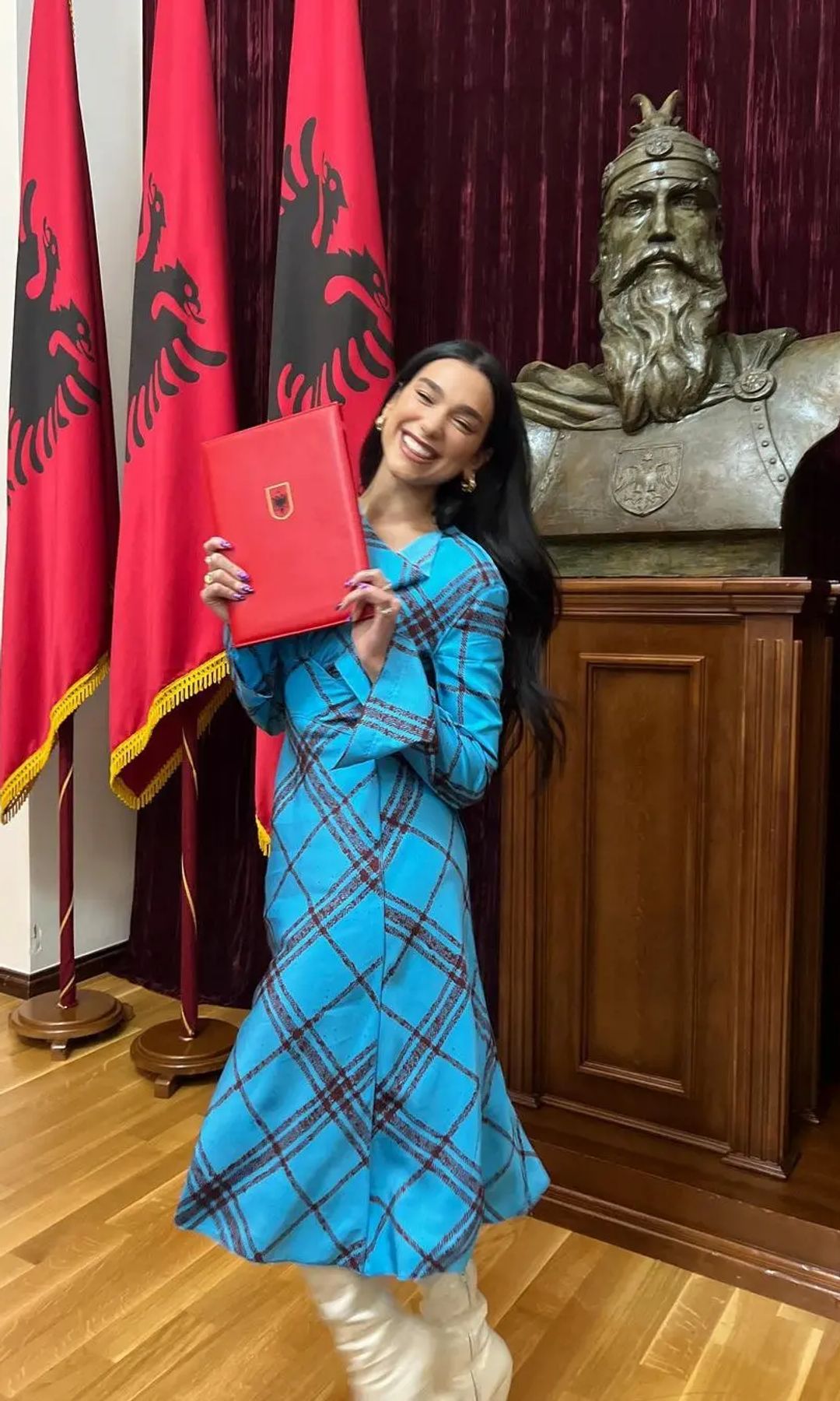 Dua Lipa cuando recibió su reconocimiento como ciudadana de Tirana por el Ayuntamiento en noviembre de 2022.