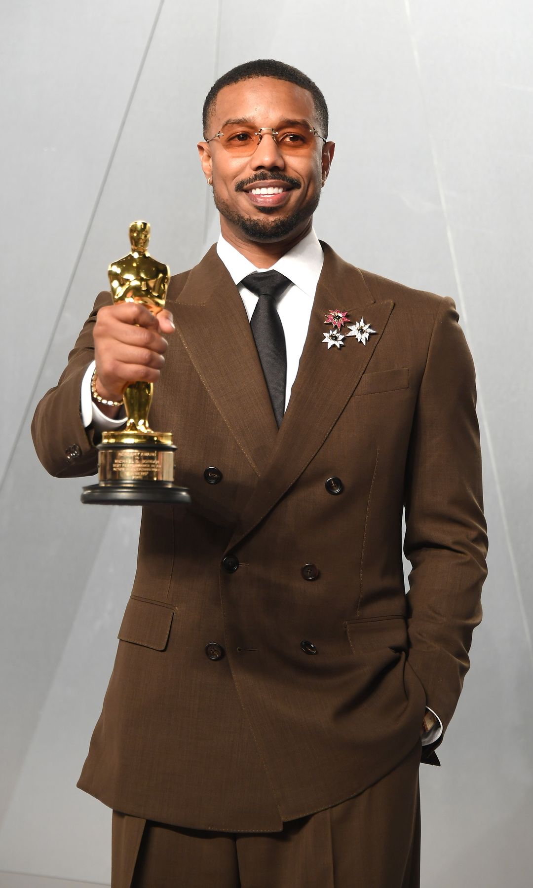 Michael B. Jordan con el conjunto de tres broches en la fiesta posterior a la gala