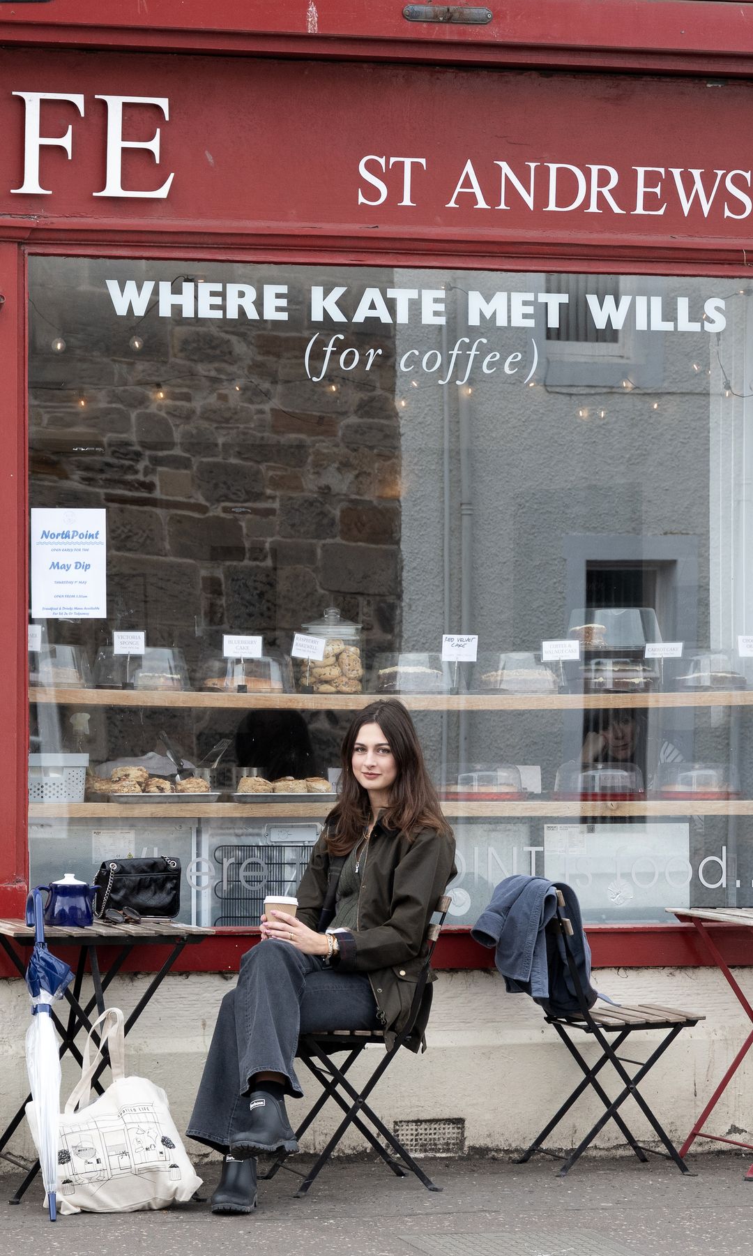 La princesa Eulalia de Orléans-Borbón, posando en la cafetería 'Donde Kate conoció a Will'