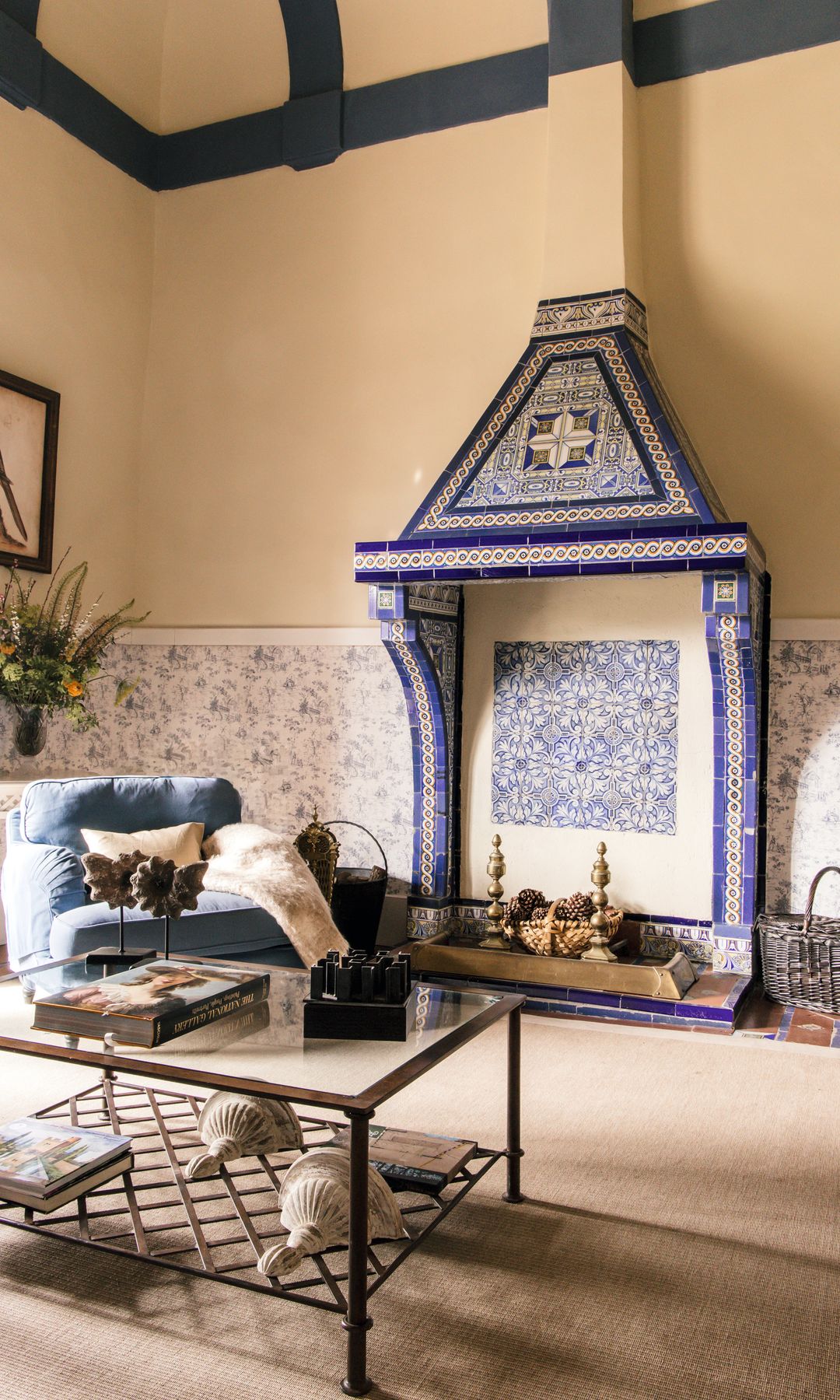 Chimenea de la casa con azulejos azules situada en el salón 