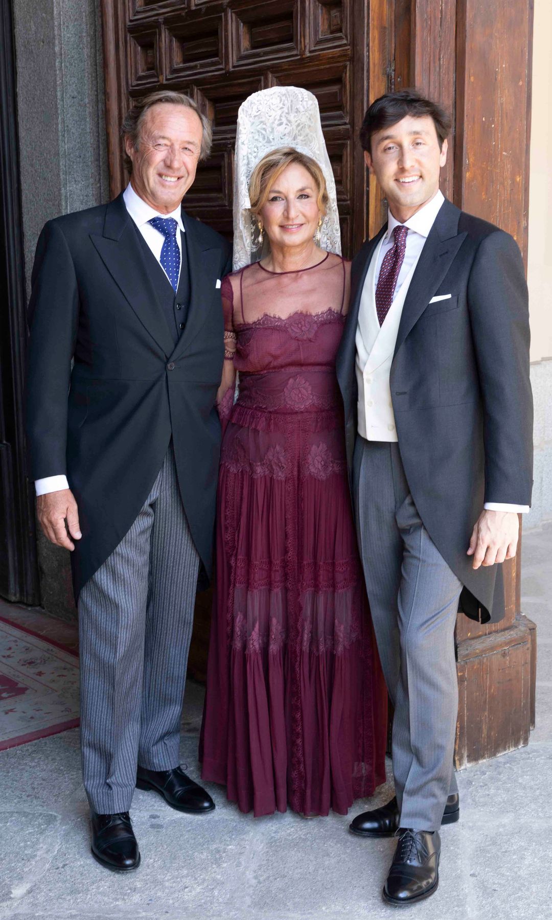 El novio con su madre, Elisabetta Bracco, y la pareja actual de ella