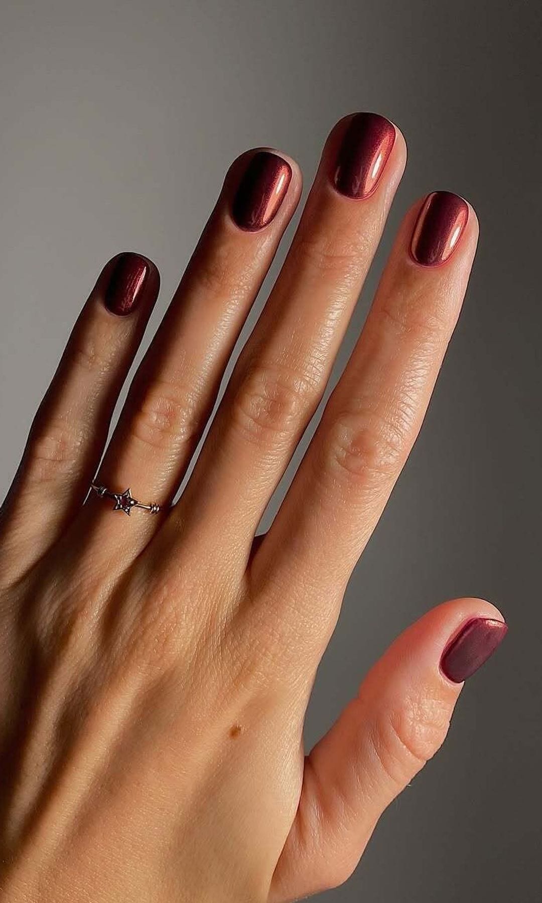 Manicura roja metalizada