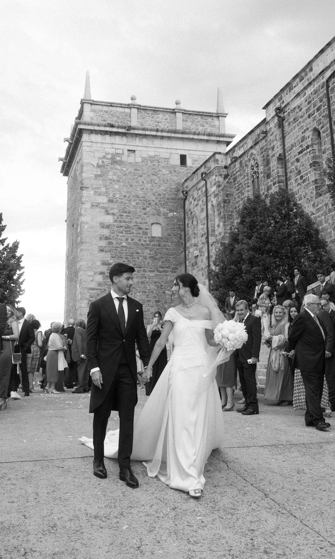 Vestido de novia viral asimétrico