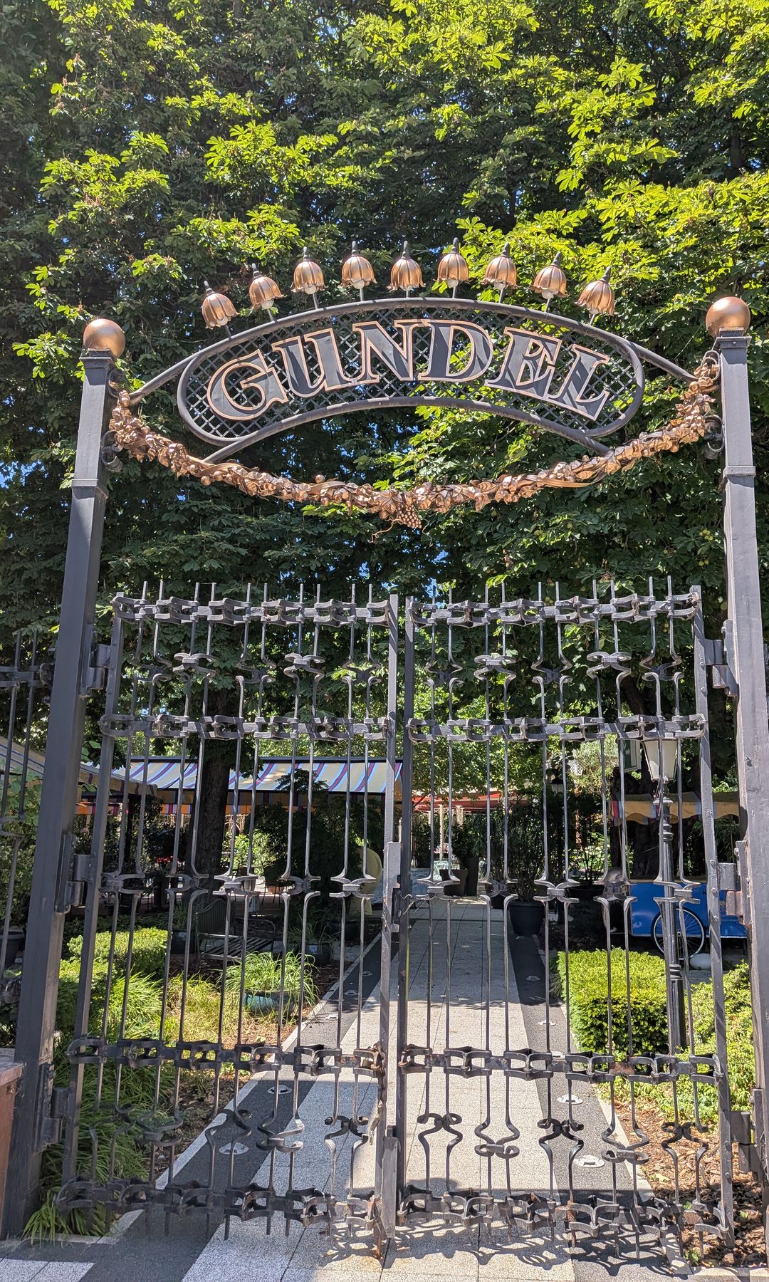Acceso al restaurante Guntel. Városliget, el Parque de la Ciudad de Budapest