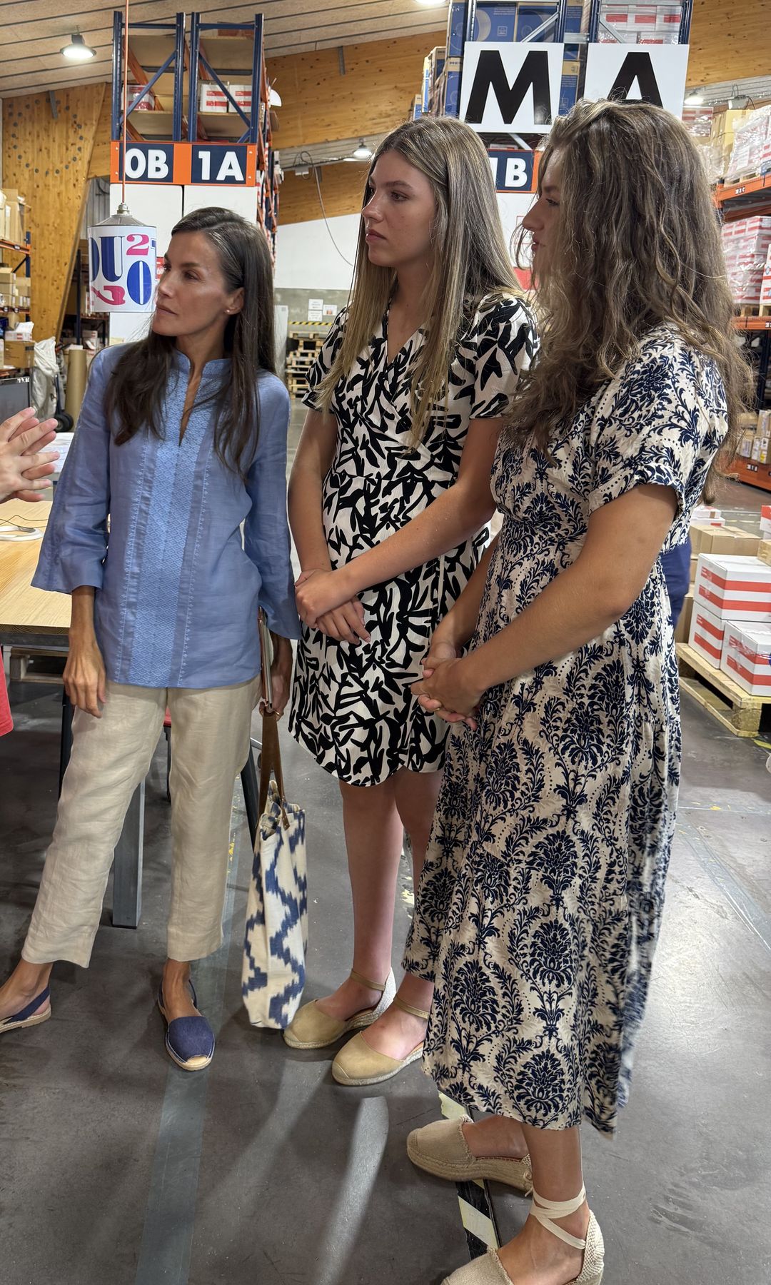 La princesa Leonor y la infanta Sofía, pura inspiración al coordinarse con vestidos estampados en su aparición inesperada en Mallorca