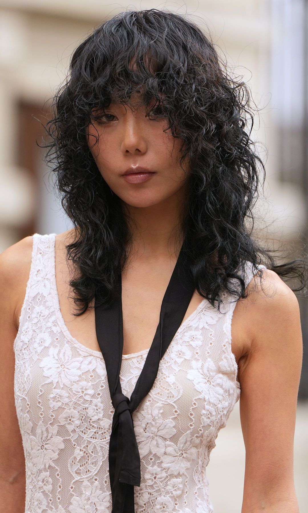  Mujer con pelo rizado