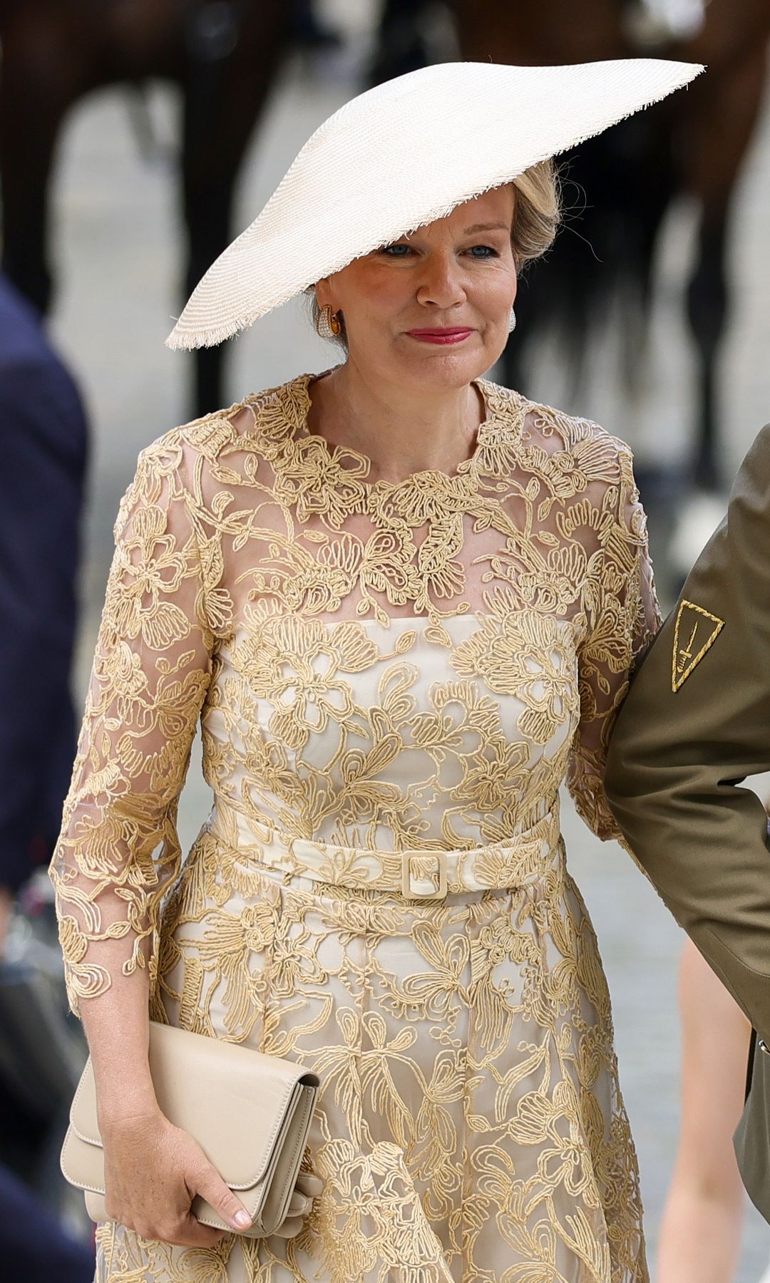 Matilde de Bélgica, absoluta sofisticación con vestido de encaje transparente y gran tocado con anécdota