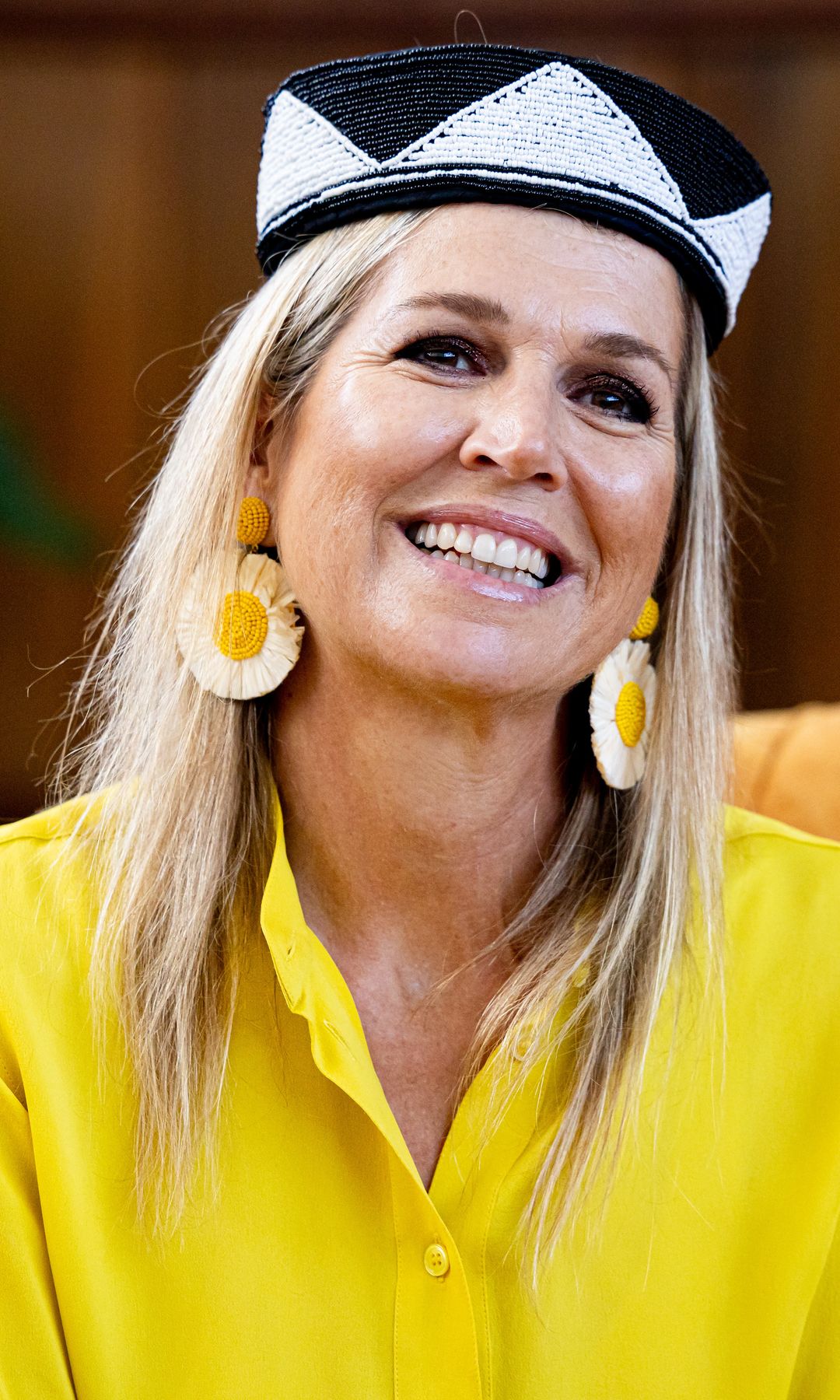Máxima de Holanda siempre acierta con su colección de pendientes con forma de flor de estas 4 firmas españolas