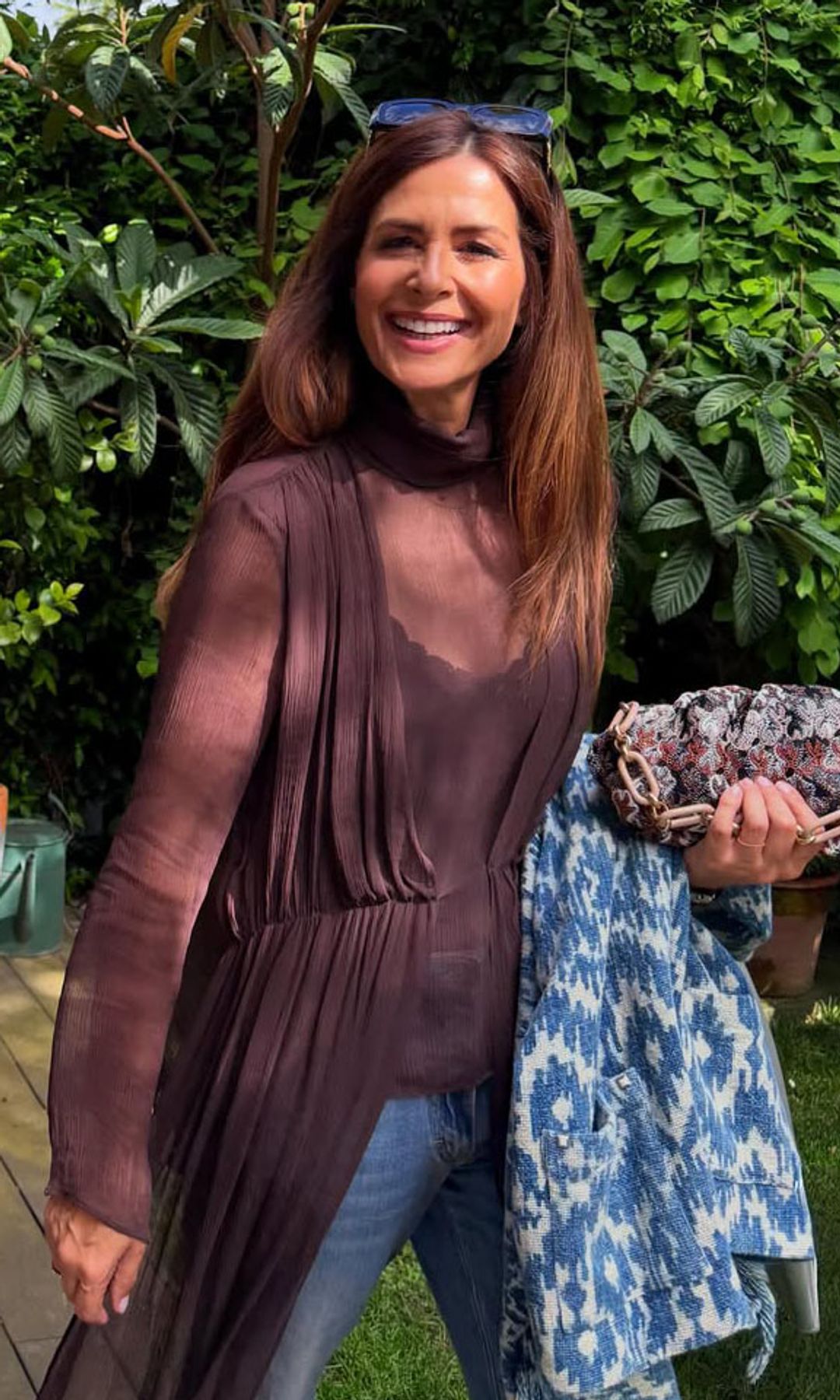 El vestido con truco de Nuria Roca para despedir el verano en Menorca, un diseño de firma española que se adapta de la oficina a un plan especial