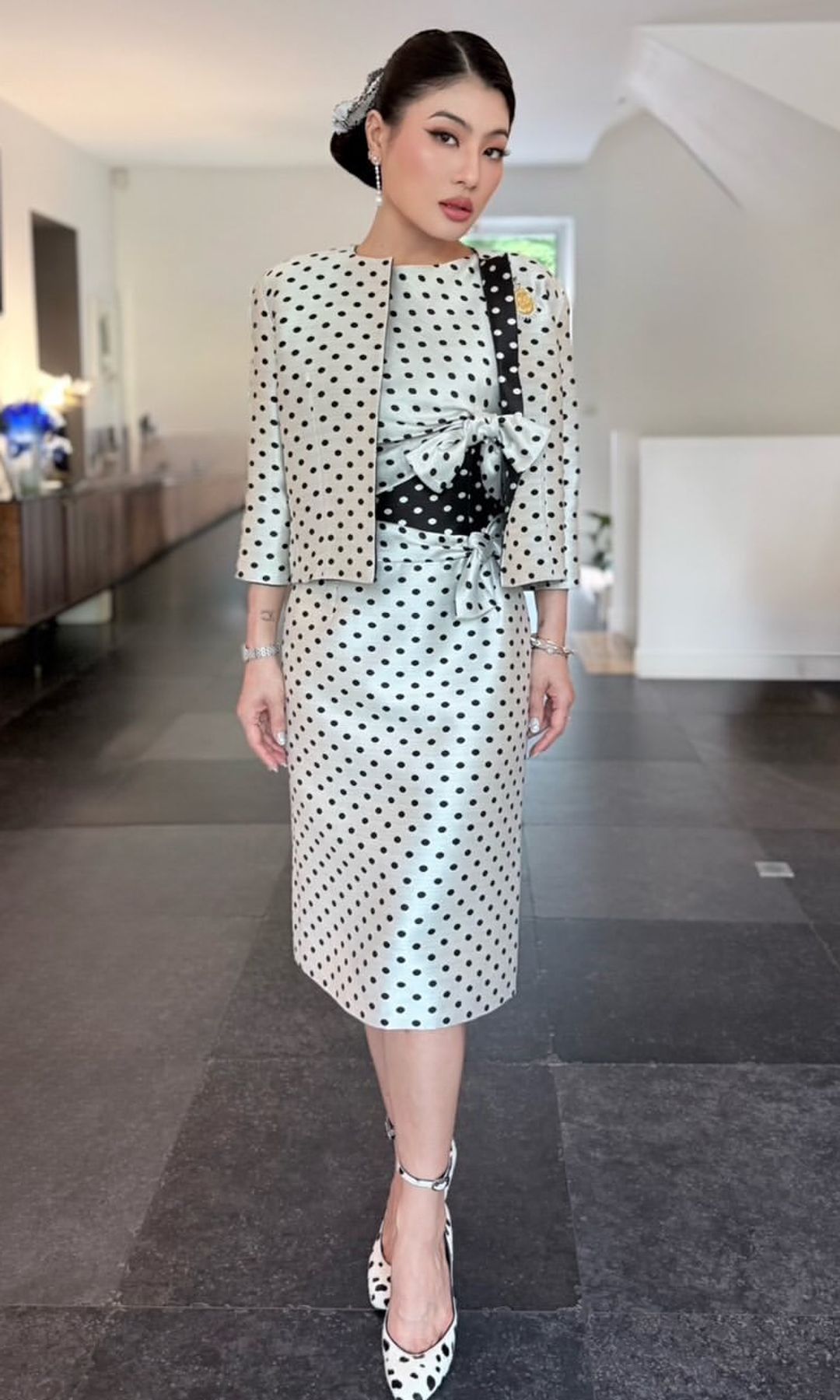 La princesa Sirivannavari de Tailandia rescata el vestido de lunares que homenajea a su abuela, la reina Sirikit: un guiño a la elegancia de los años 60 en París