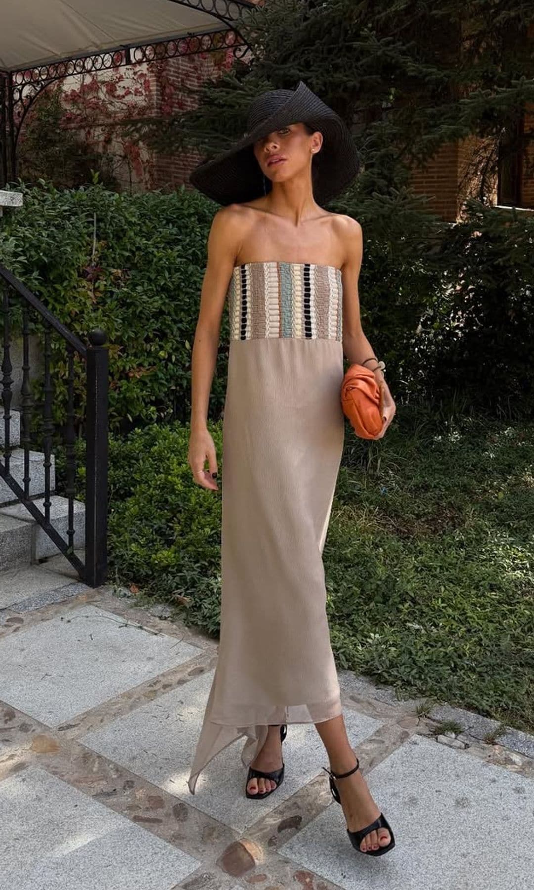 Look de invitada con vestido nude