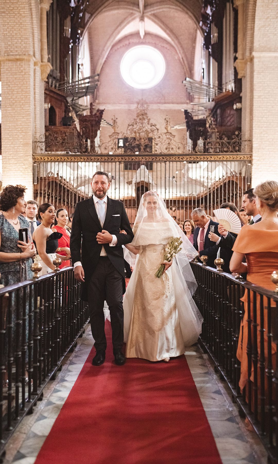 Entrada de la novia con el padrino de la boda