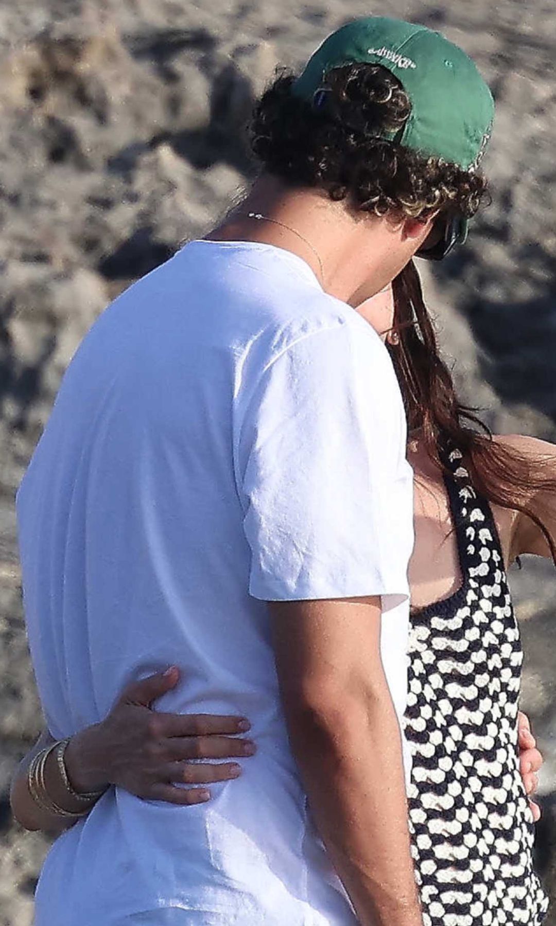 Ana de Armas y Beto enfundados en un beso