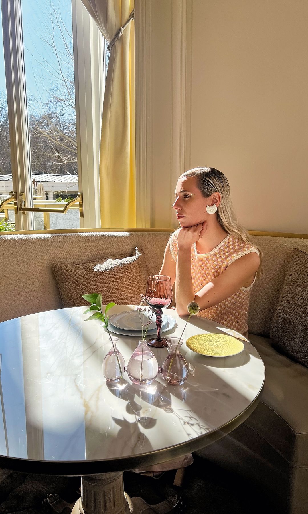 Lulu Figueroa posa mientras disfruta de una merienda