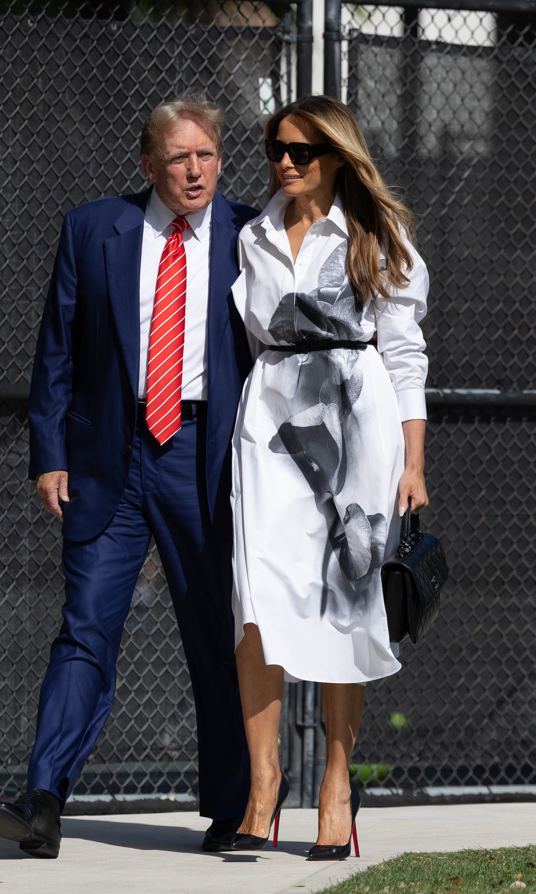 Melania Trump lanza un mensaje con su vestido camisero