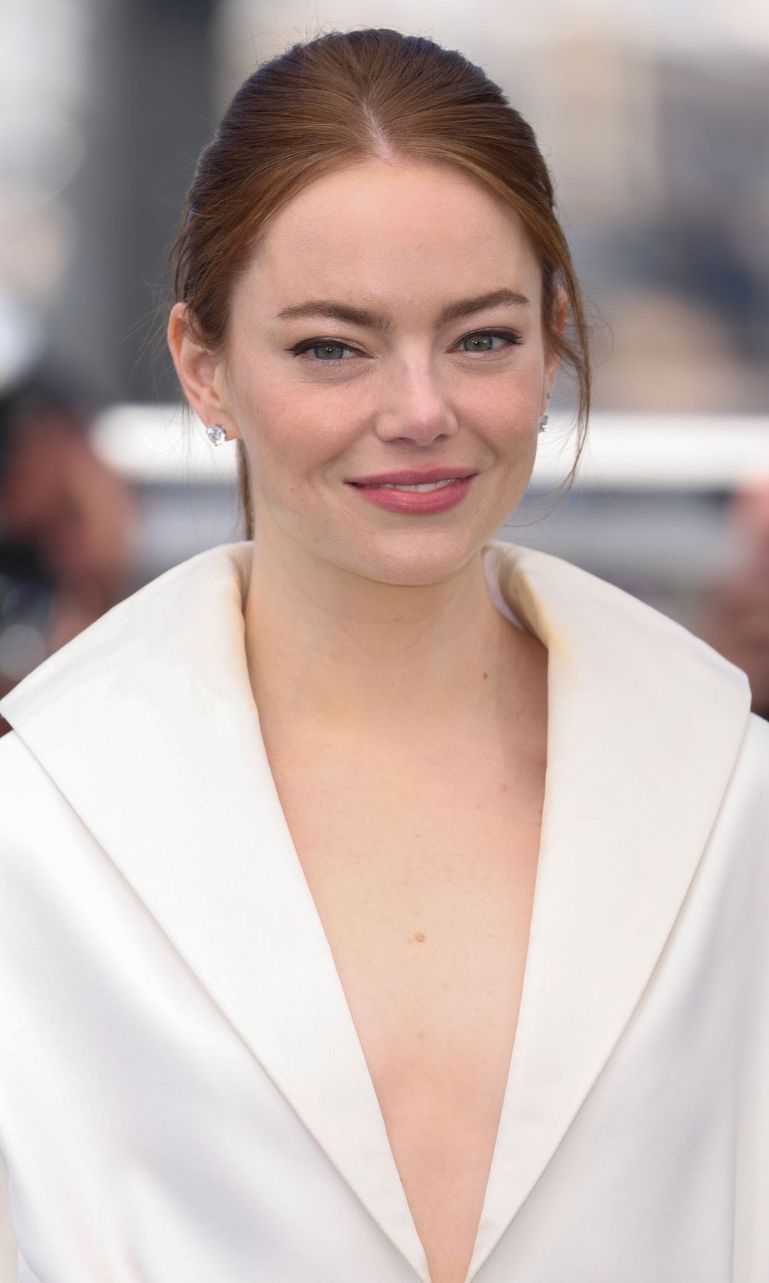 Emma Stone en 2024 en el Festival de cine de Cannes con look blanco