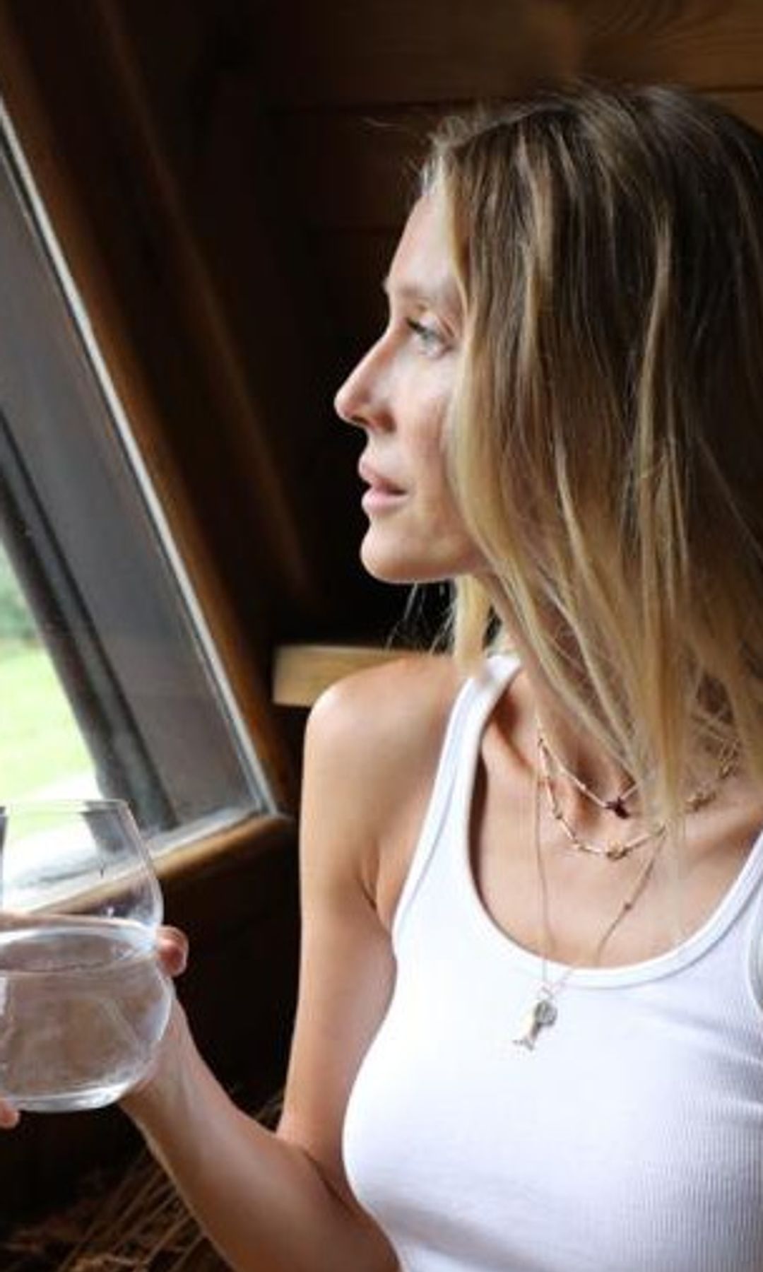 Vanesa Lorenzo junto a una ventana