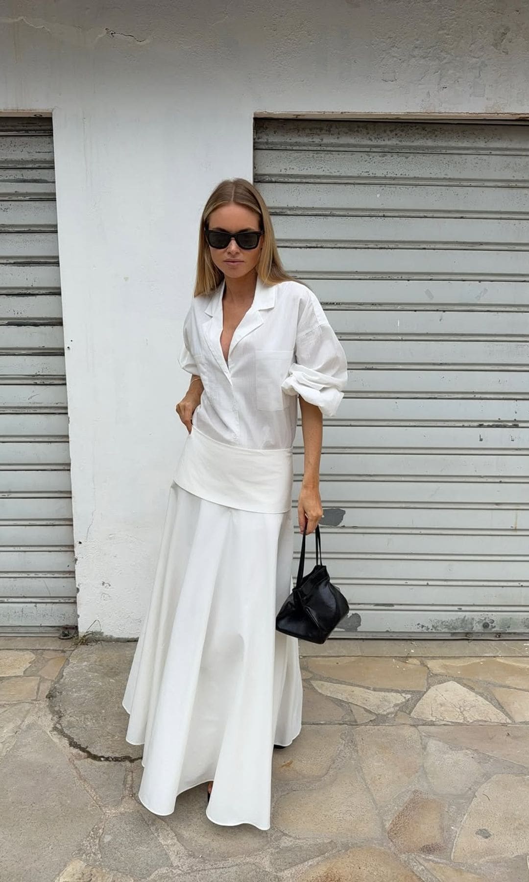 Look de Claire Rose con camisa y falda de color blanco