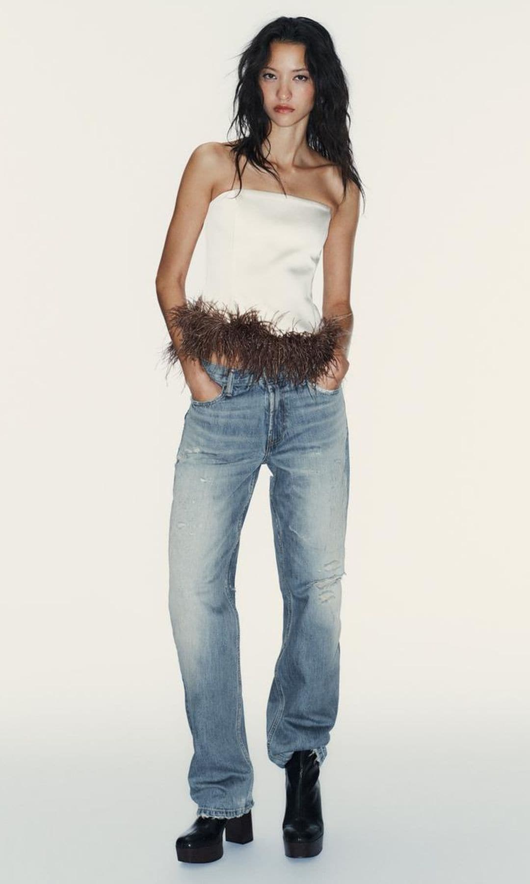 Tops especiales de Zara para llevar con vaqueros estas navidades y ser la más elegante, como Tamara Falcó