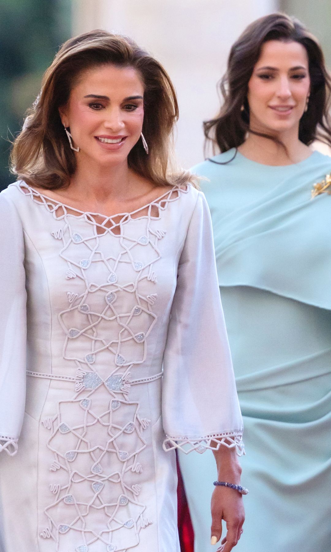 Los looks de gala de Rania, Rajwa y Salma: vestidazos largos, llamativas joyas con mensaje y un bolso viral