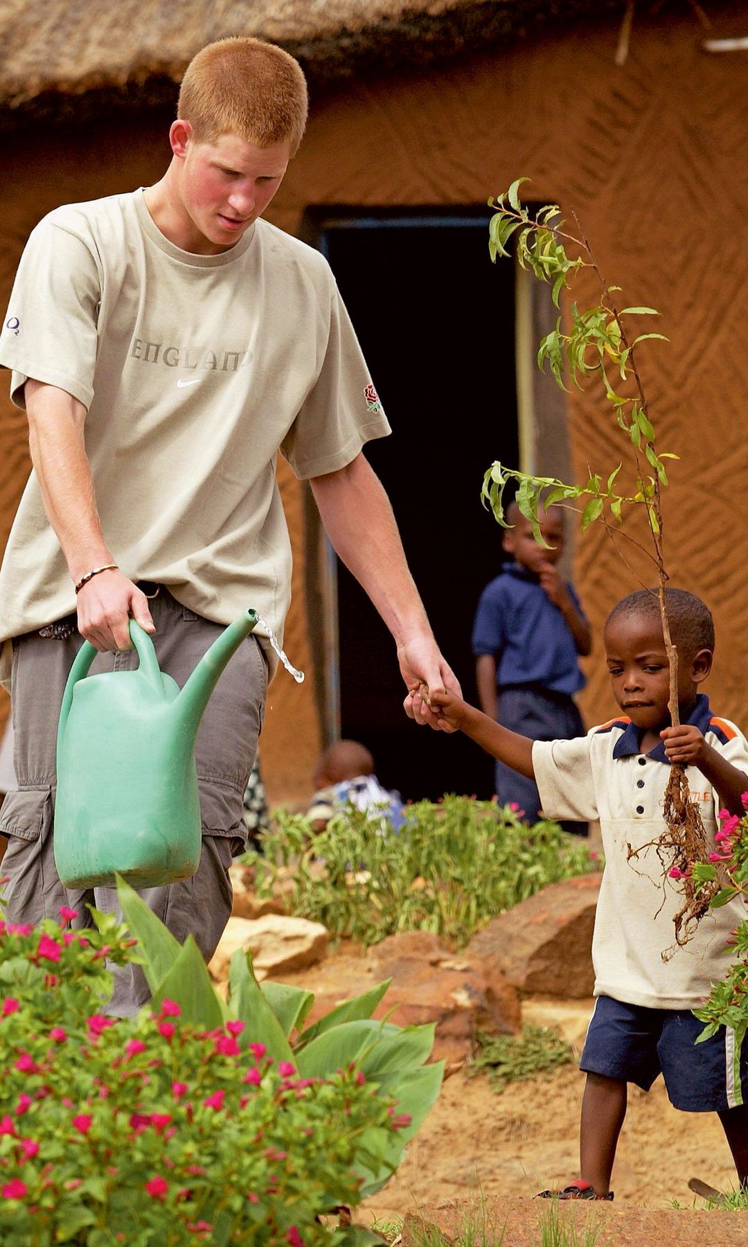 El príncipe Harry con un niño en Sudáfrica