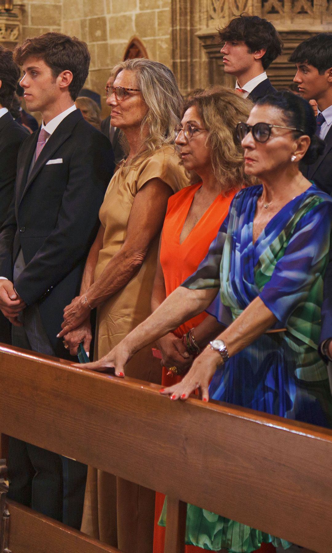 Carmen Flores, Lolita y Paloma Sánchez Flores, hija de esta, sentadas junto a los hermanos de Paty