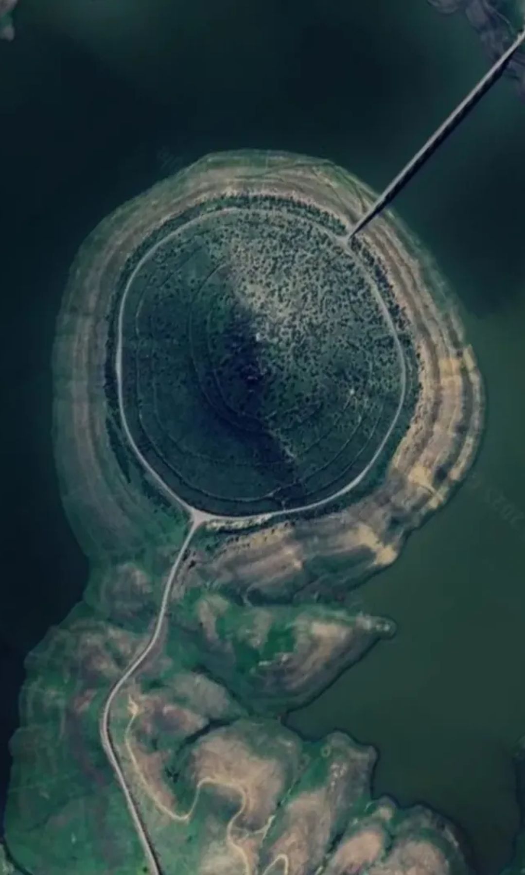 Esta "rotonda" natural emerge en mitad del embalse de La Serena, creando un paisaje único en España.