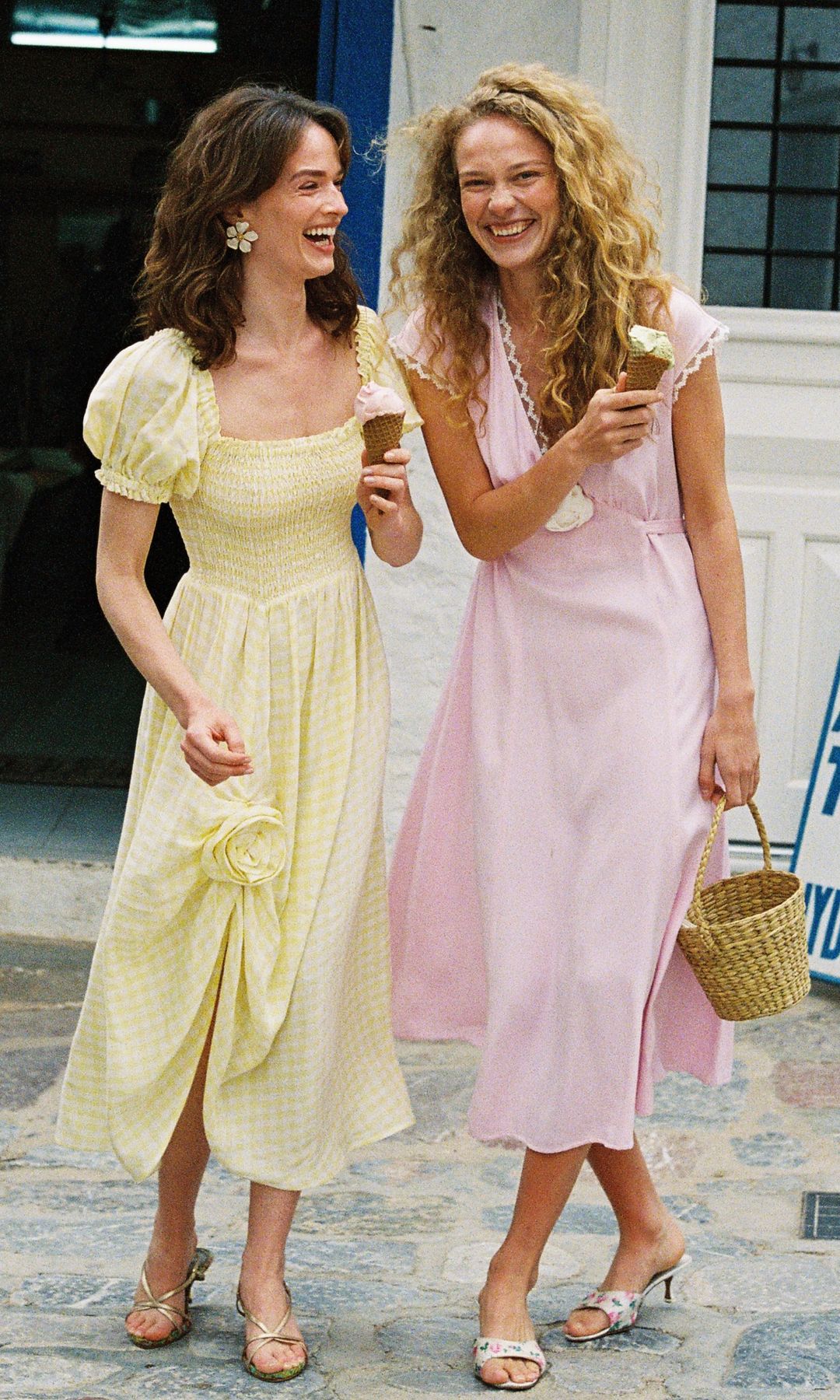 Dos amigas con helados pasándolo bien y riéndose