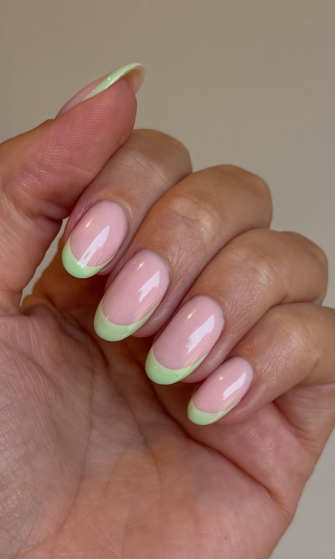 Manicura francesa en verde menta