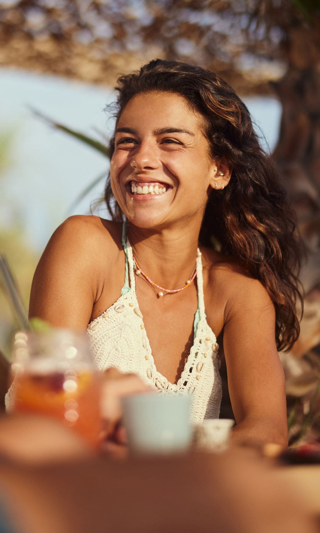 Mujer feliz cenando en la playa