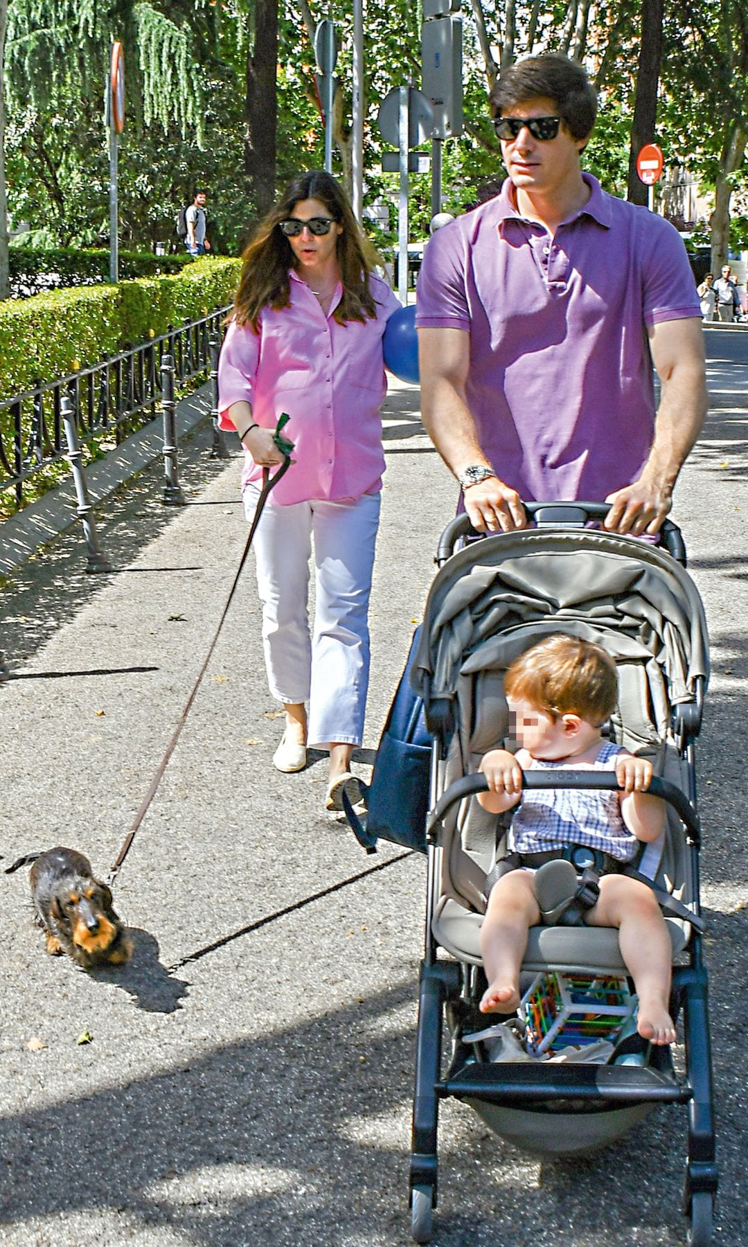 Los condes de Osorno paseando a su niño