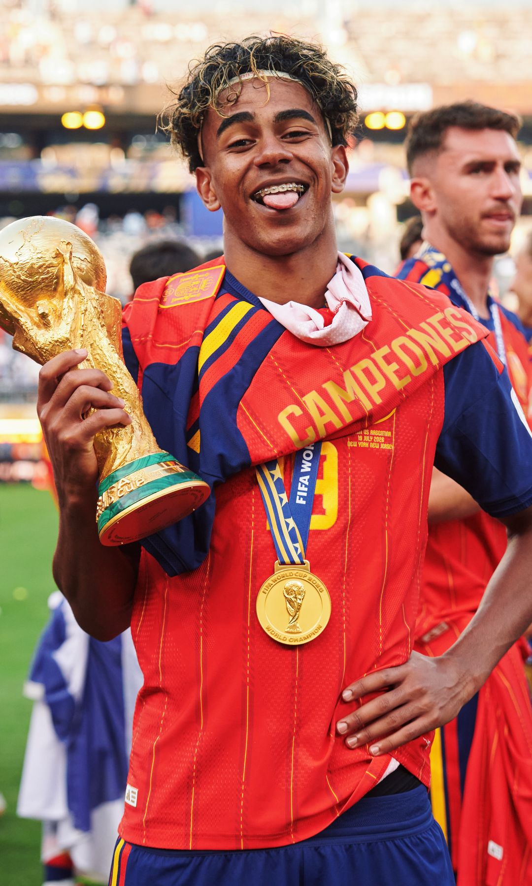 Lamine Yamal con la copa del mundo