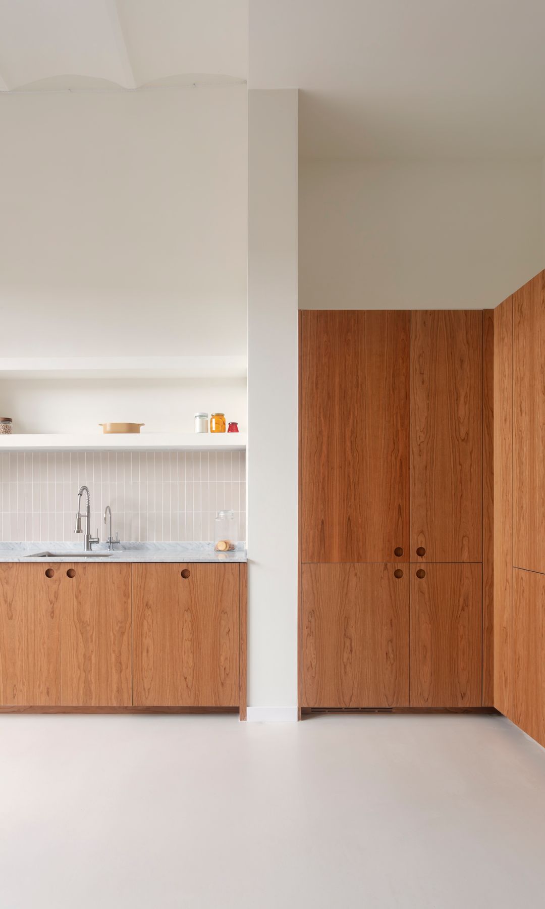 Cocina con estantes de obra
