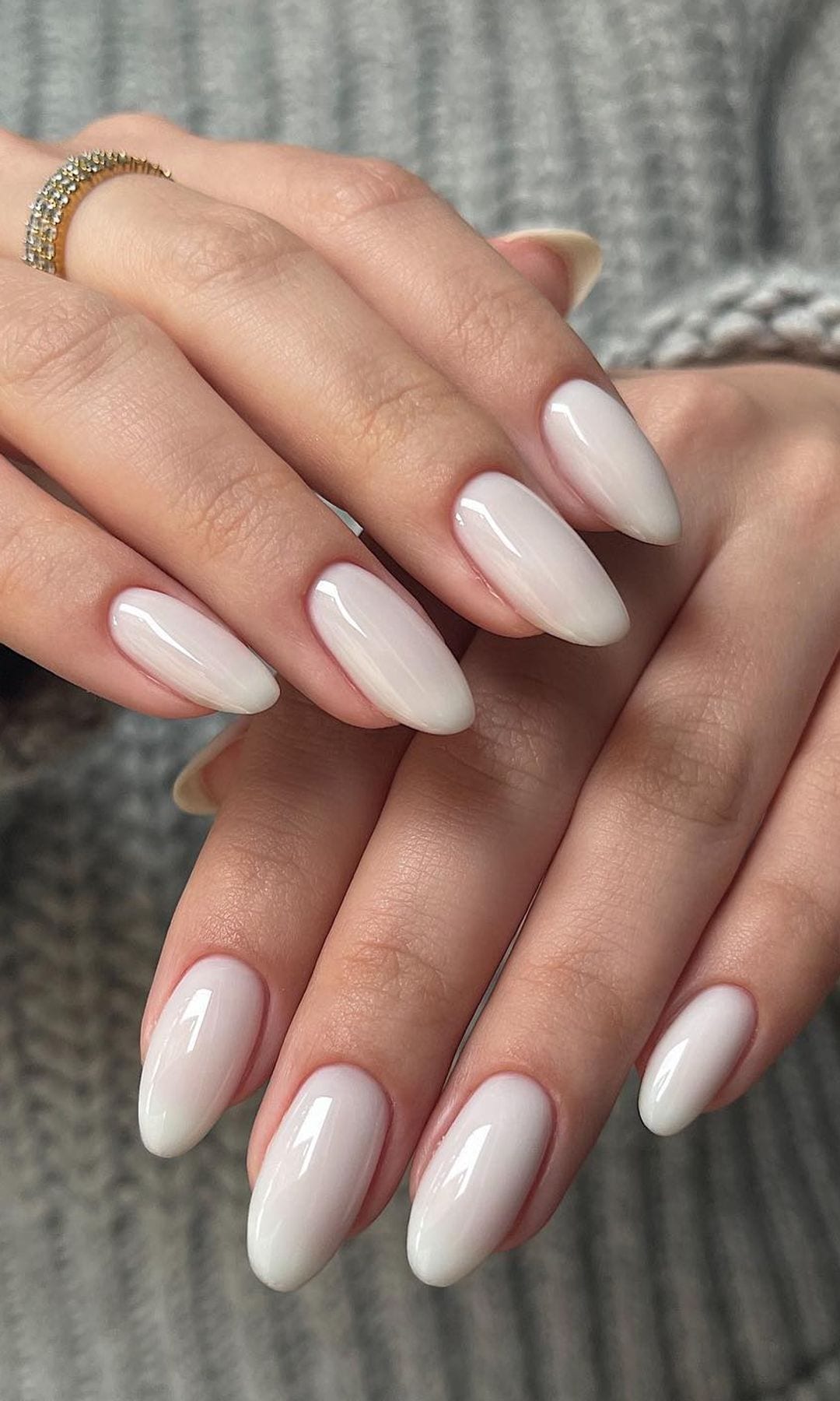 Manicura blanco roto