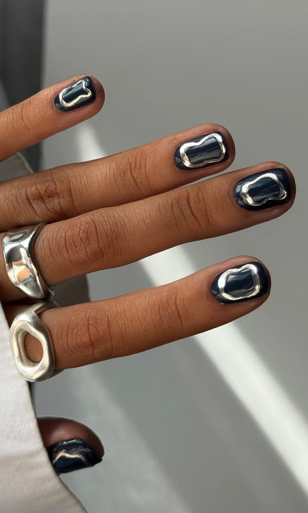 Manicura con detalle plateado