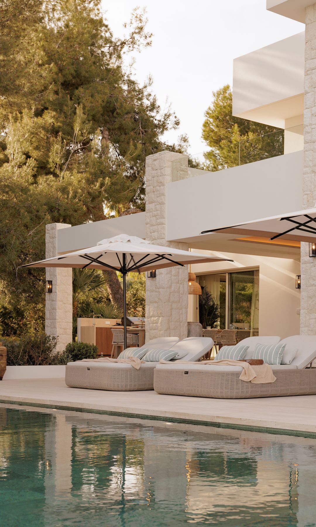 Exterior con sombrillas, diseño de GC Studio