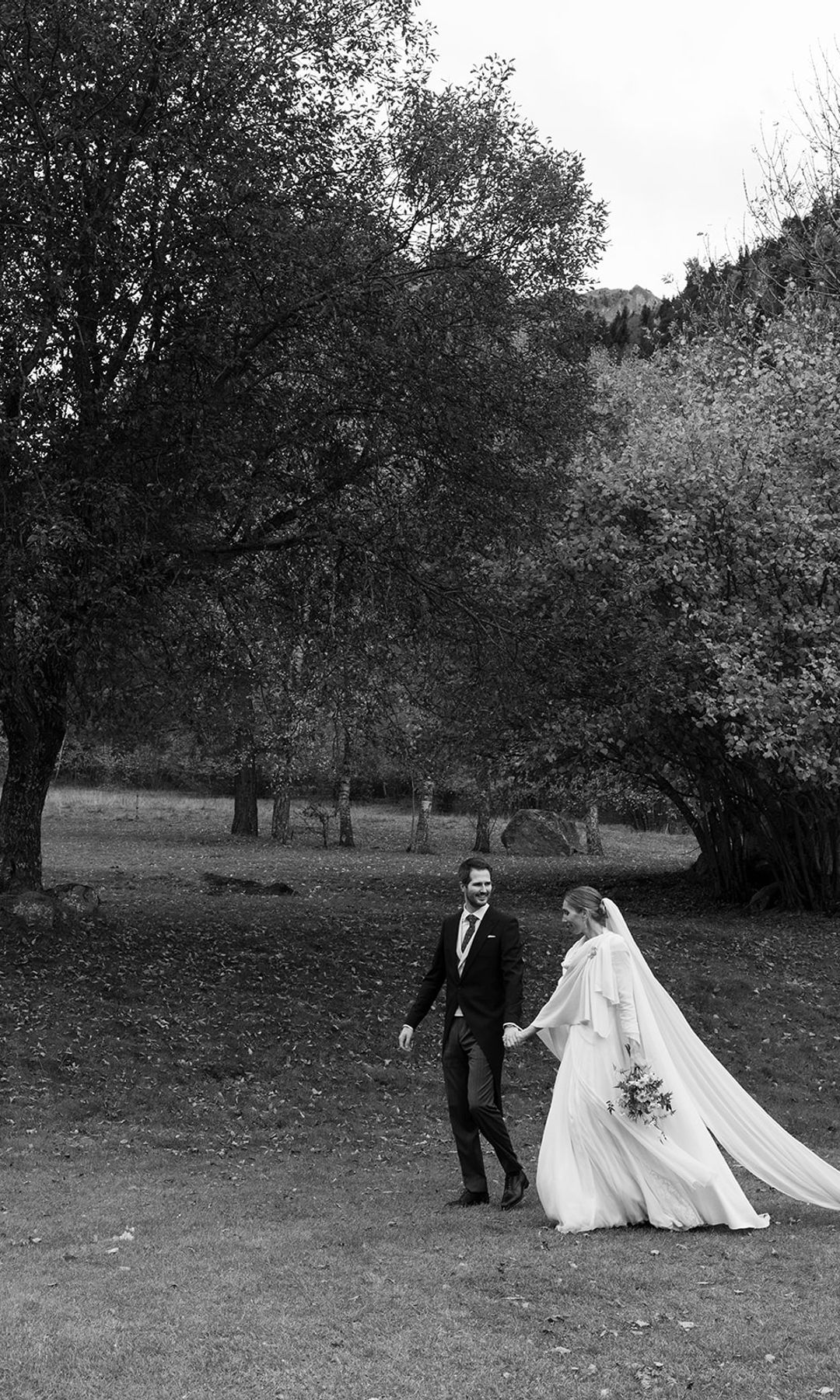 Laura con un vestido con lino rústico de Inés Martín Alcalde en su boda con Antonio en el Artíes.
