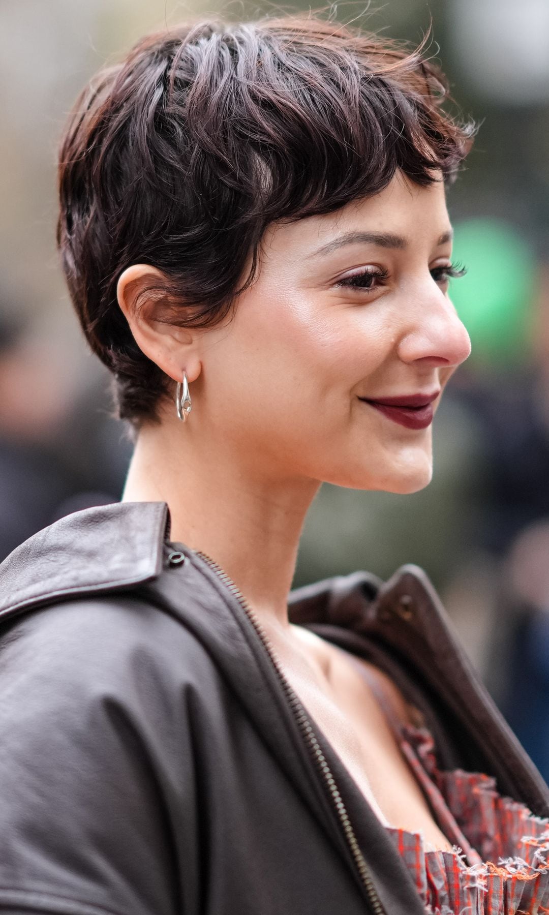 Mujer con cabello corto