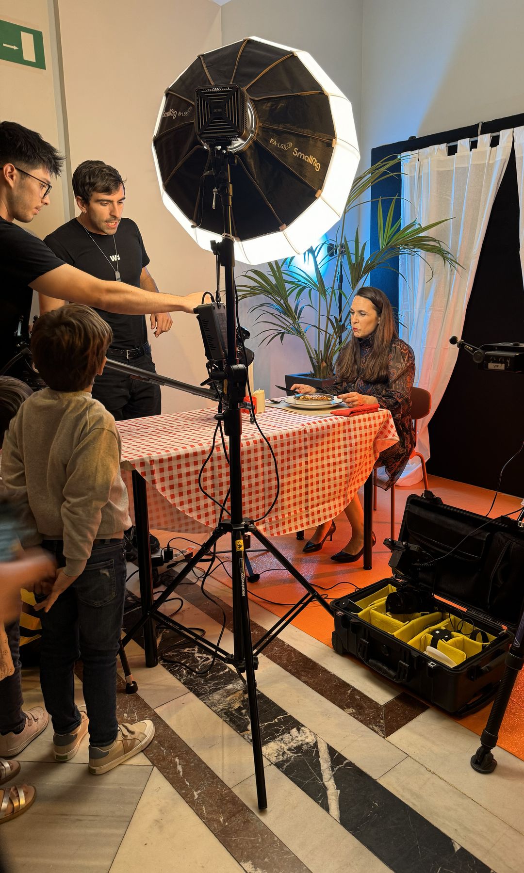 Ana Iglesias, durante la grabación de un vídeo en presencia de algunos de sus hijos
