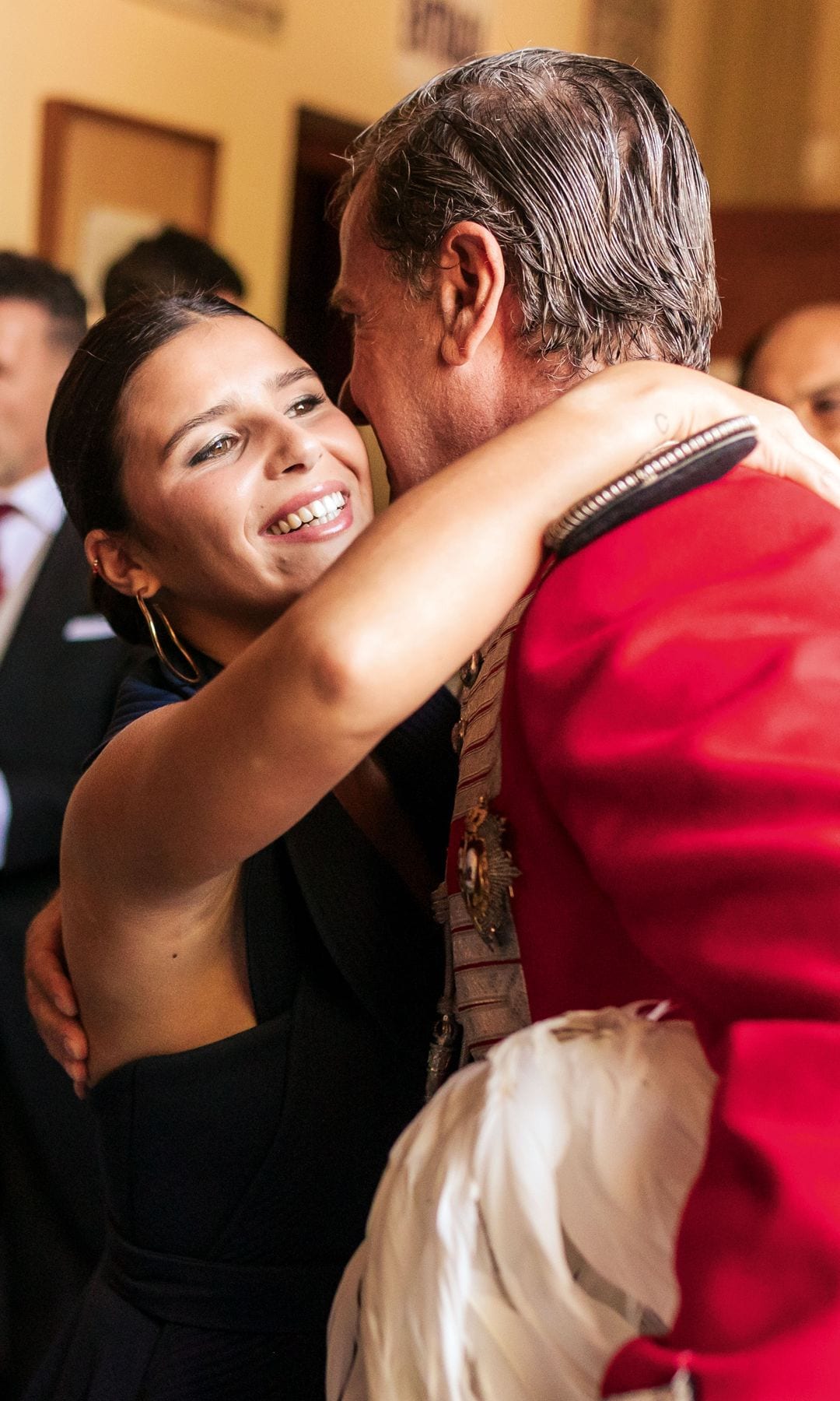 Tana abrazando a Cayetano