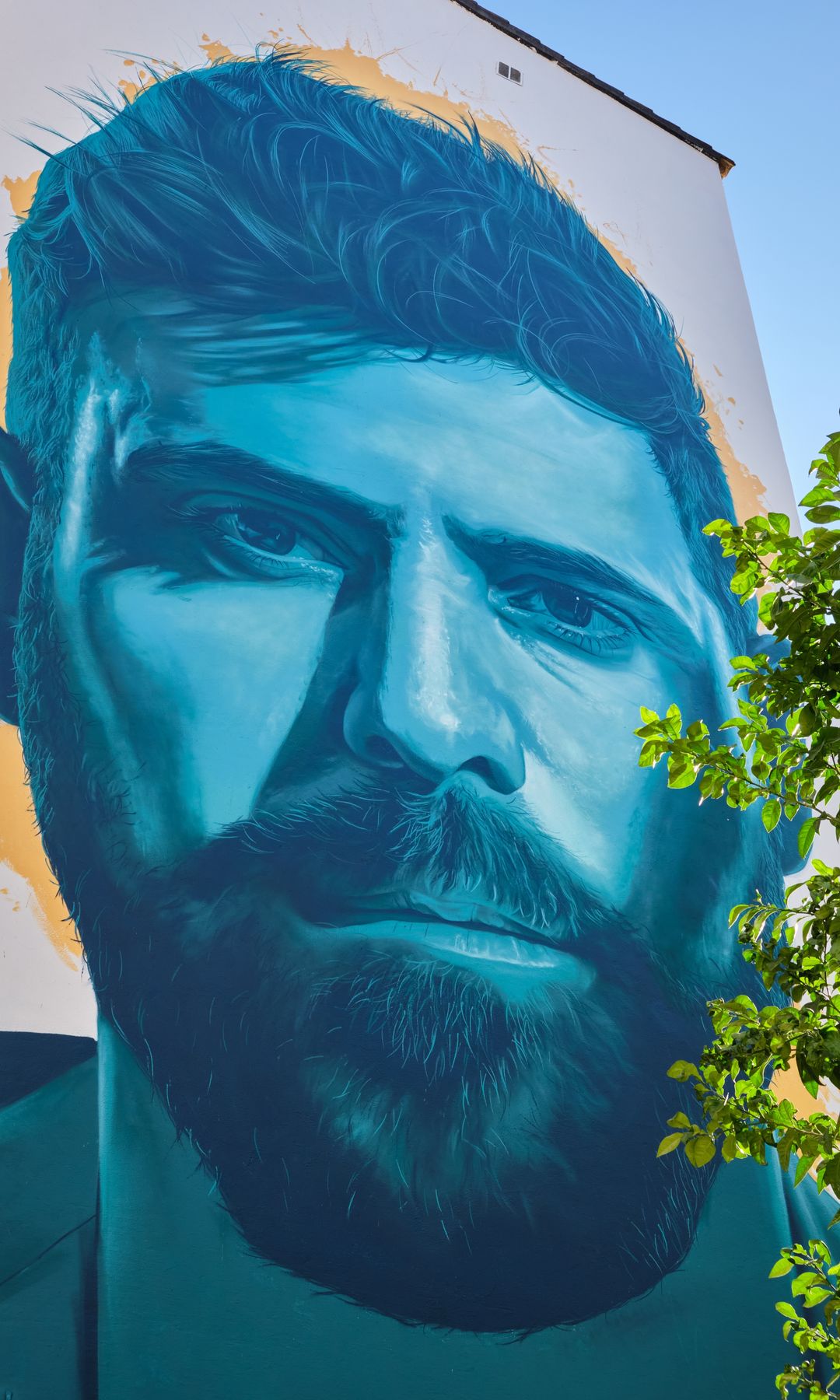Mural de arte urbano del artista Pablo López en Fuengirola, su localidad natal