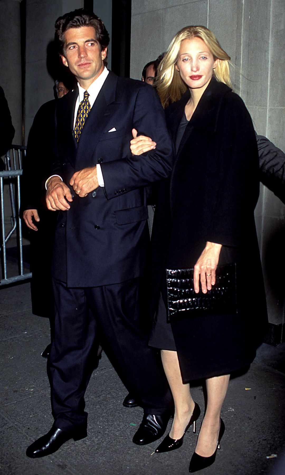 John John Kennedy y Carolyn Bessette, mientras paseaban por las noches de Nueva York
