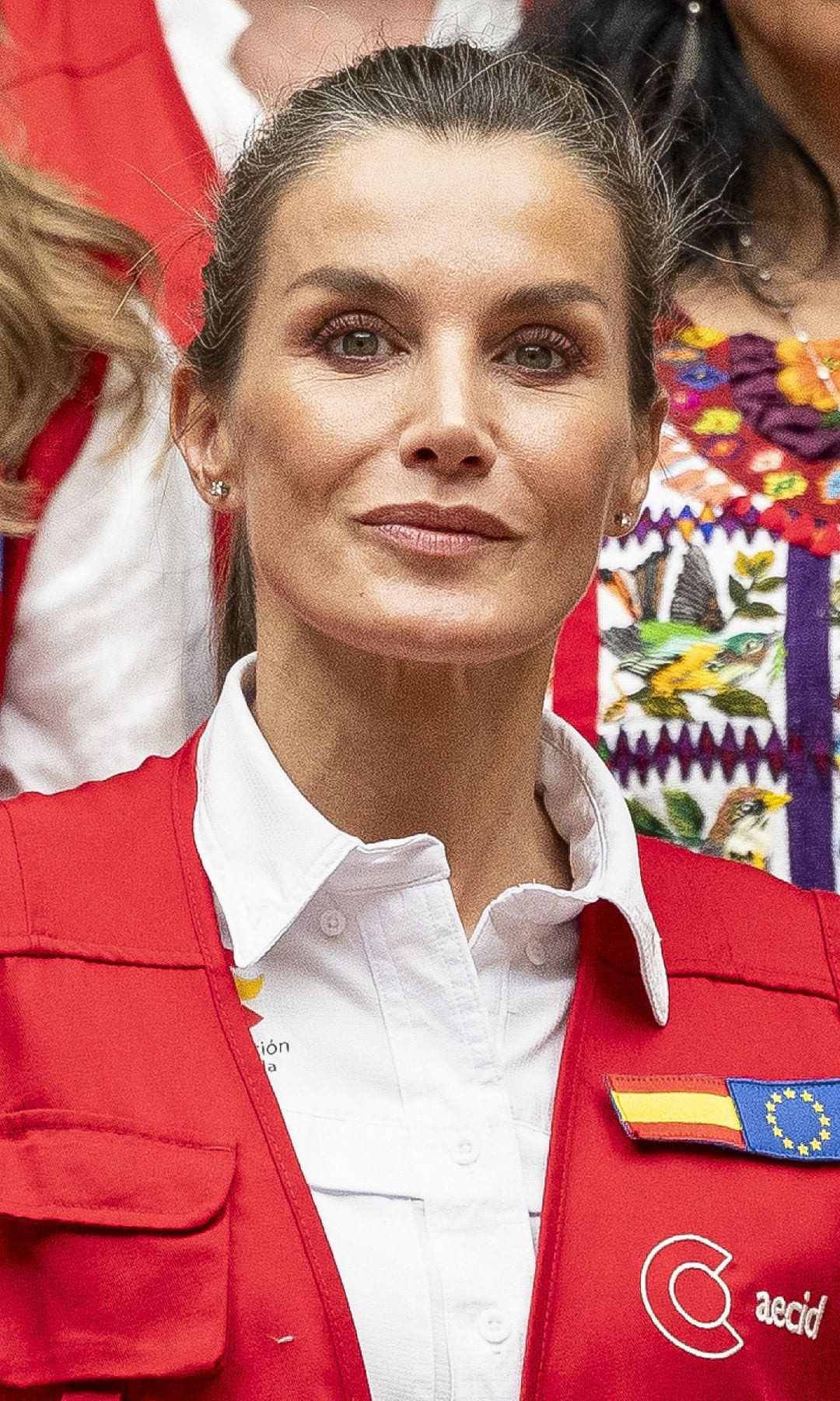 La reina Letizia, durante su viaje de cooperación en Guatemala en 2024, vistiendo el chaleco rojo de la Agencia Española de Cooperación Internacional
