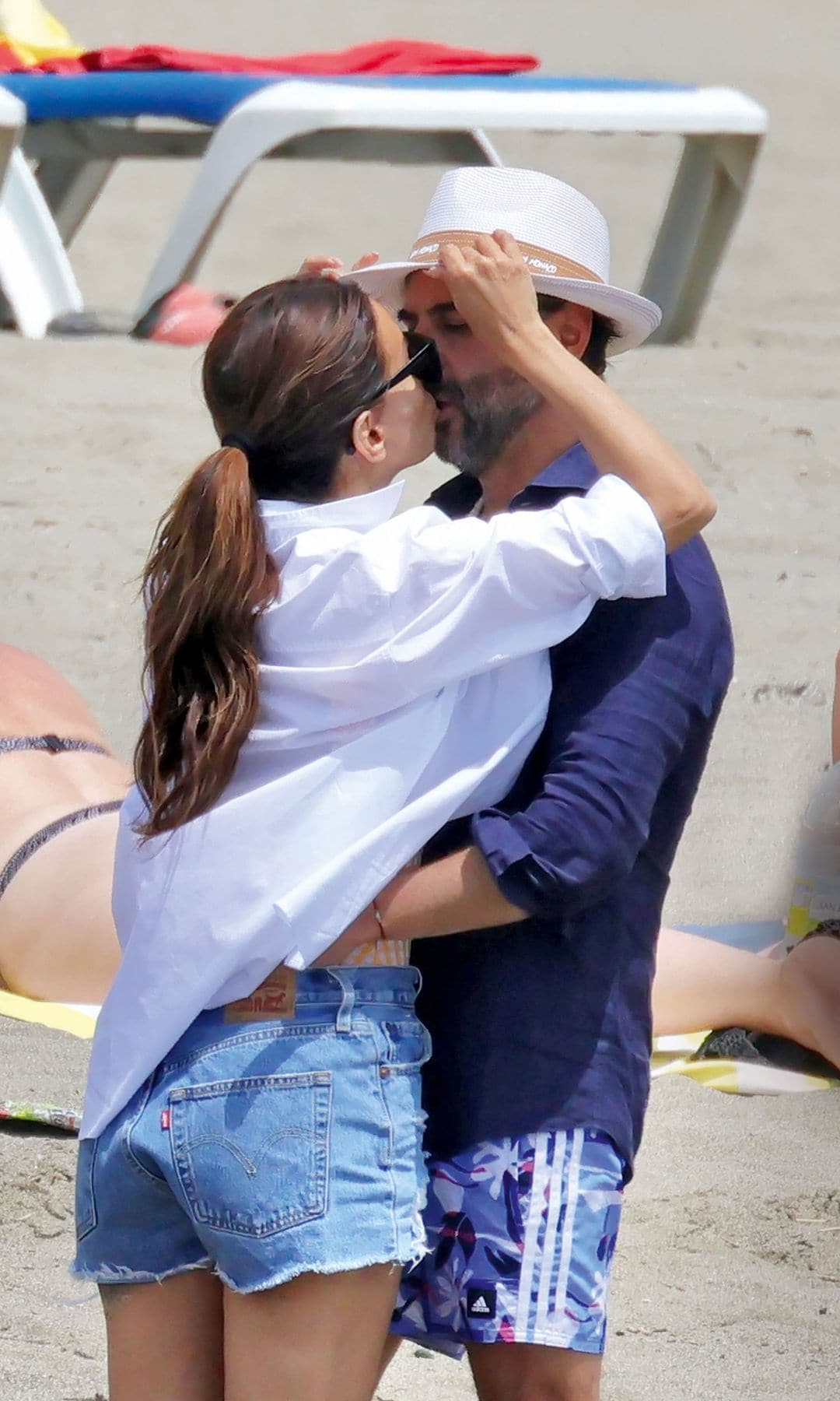 Otro de los románticos besos de la pareja