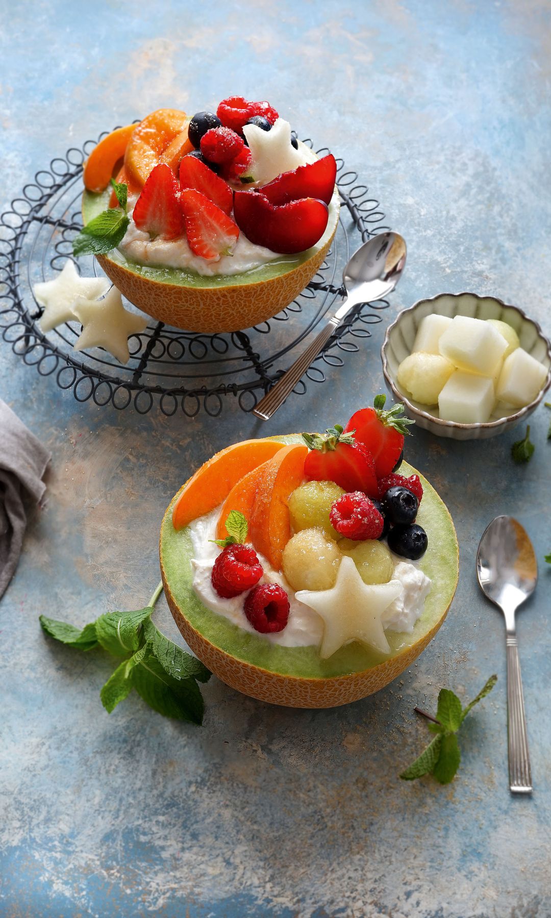 Melón relleno de ensalada de frutas y sirope de ágave