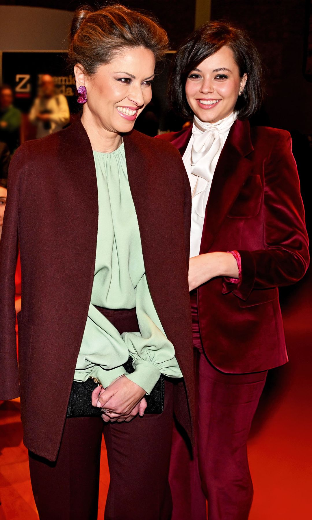 Elena Cué y su hija, Alejandra, quien estrena nuevo corte de pelo durante la entrega de los Premios Zenda