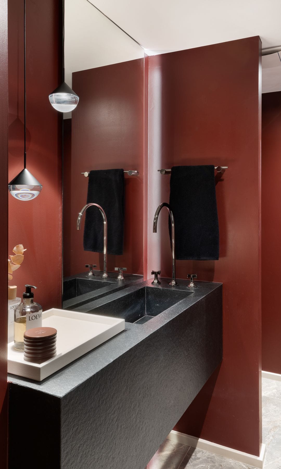 Baño con vela de Loewe junto al lavabo