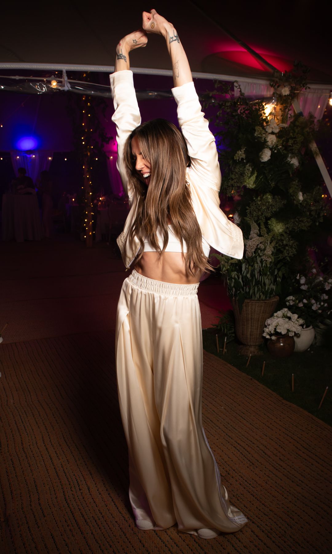 Mel C en su boda con un chándal de seda marfil