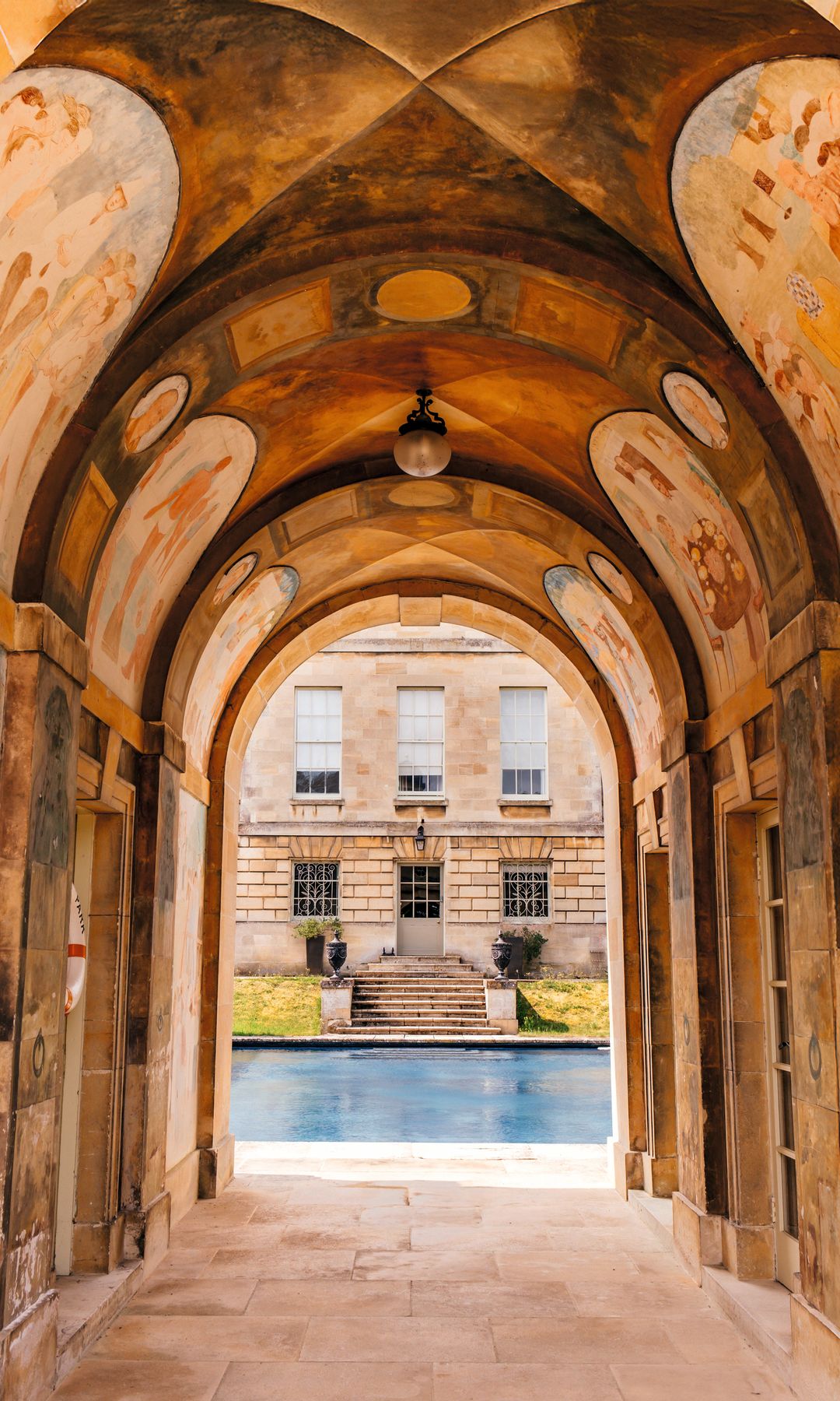 El arco fue pintado a finales de la década de 1930 por Jack Hastings, quien más tarde se convirtió en el decimosexto conde de Huntingdon y se formó con el muralista mexicano Diego Rivera.