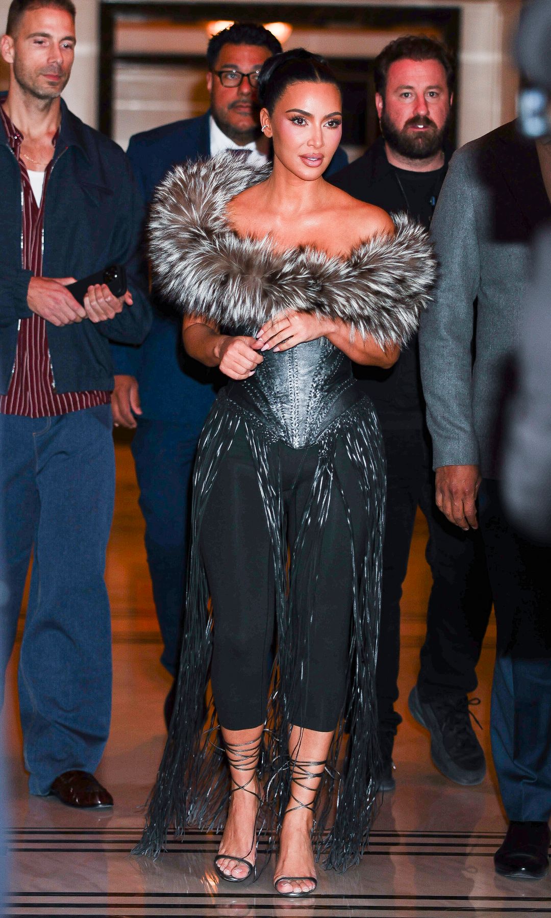 La empresaria tuvo un cambio de look para la noche, donde optó por algo mucho más fuerte y creativo.